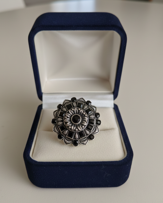 Elegant Black Flower Ring – Stylish Adjustable Fashion Ring for Women
