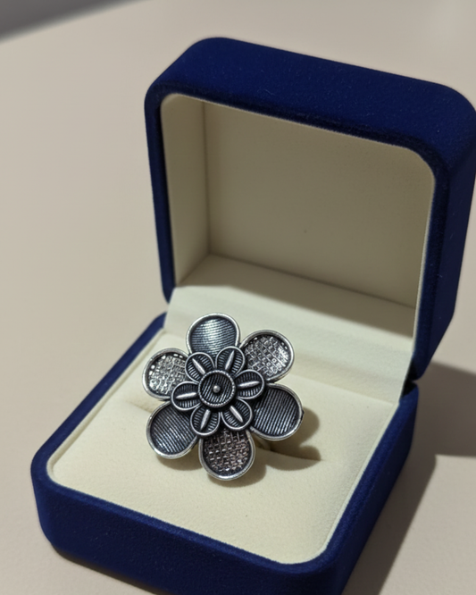 Elegant Black Flower Ring – Stylish Adjustable Fashion Ring for Women