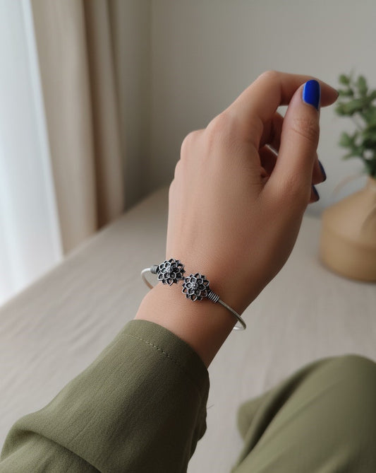 Silver Flower Bracelet for Women – Elegant Floral Design Jewelry